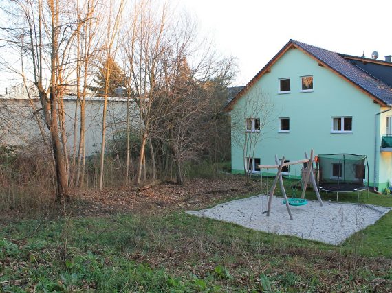 Spielplatz mit Blick zum Nachbargrundstück